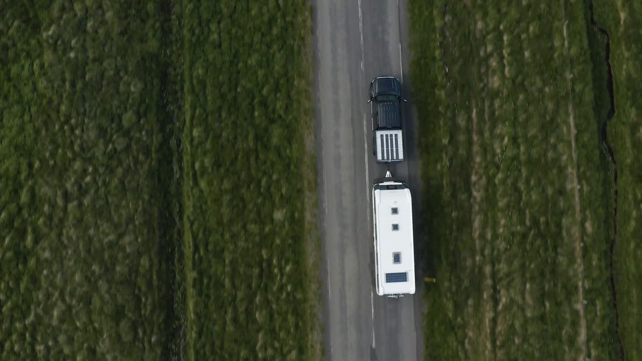 Pick-up che viaggia con un camper.