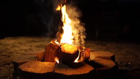 fogueira de fogueira à noite acampando