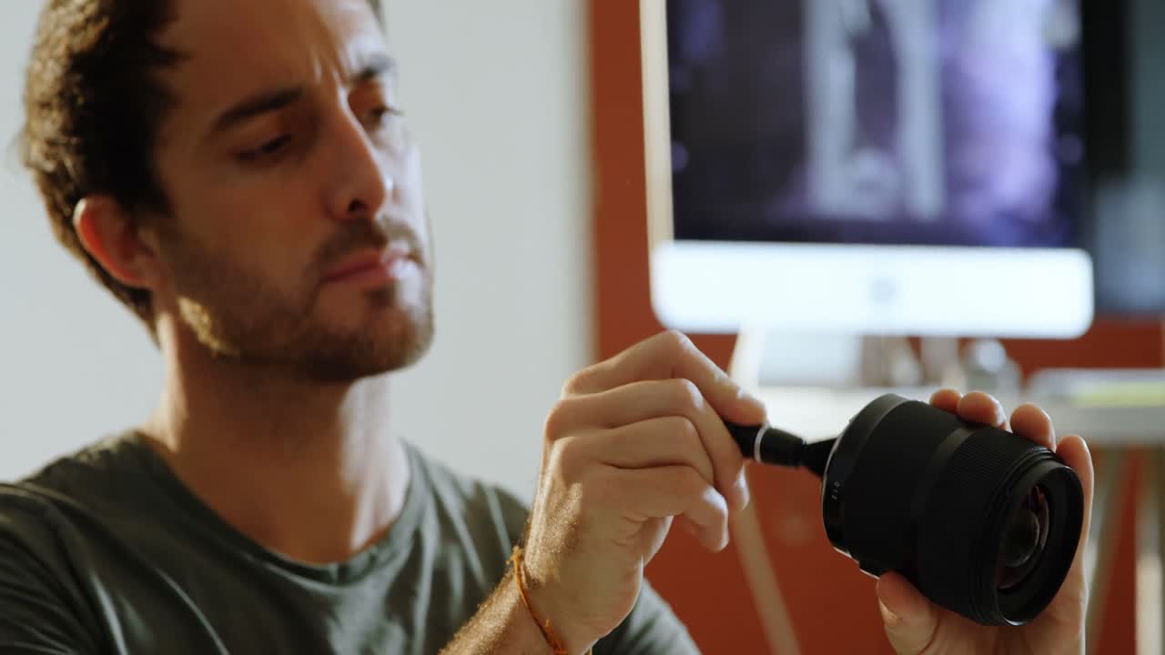 남성 사진작가 카메라 렌즈 청소 4k