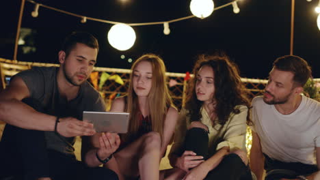 amigos disfrutando de la noche en el techo