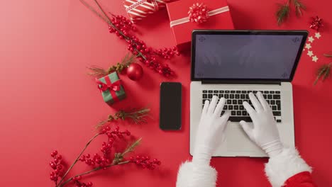 Weihnachtsmann-Benutzt-Laptop-Mit-Kopierplatz-über-Weihnachtsdekorationen