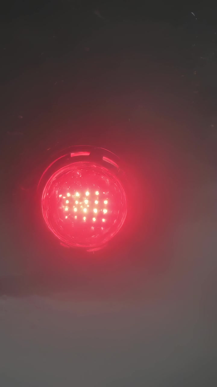 Vídeo vertical: Fumaça se dissipando revelando LED vermelho circular em close-up, mostrando grade de diodos 5x5.