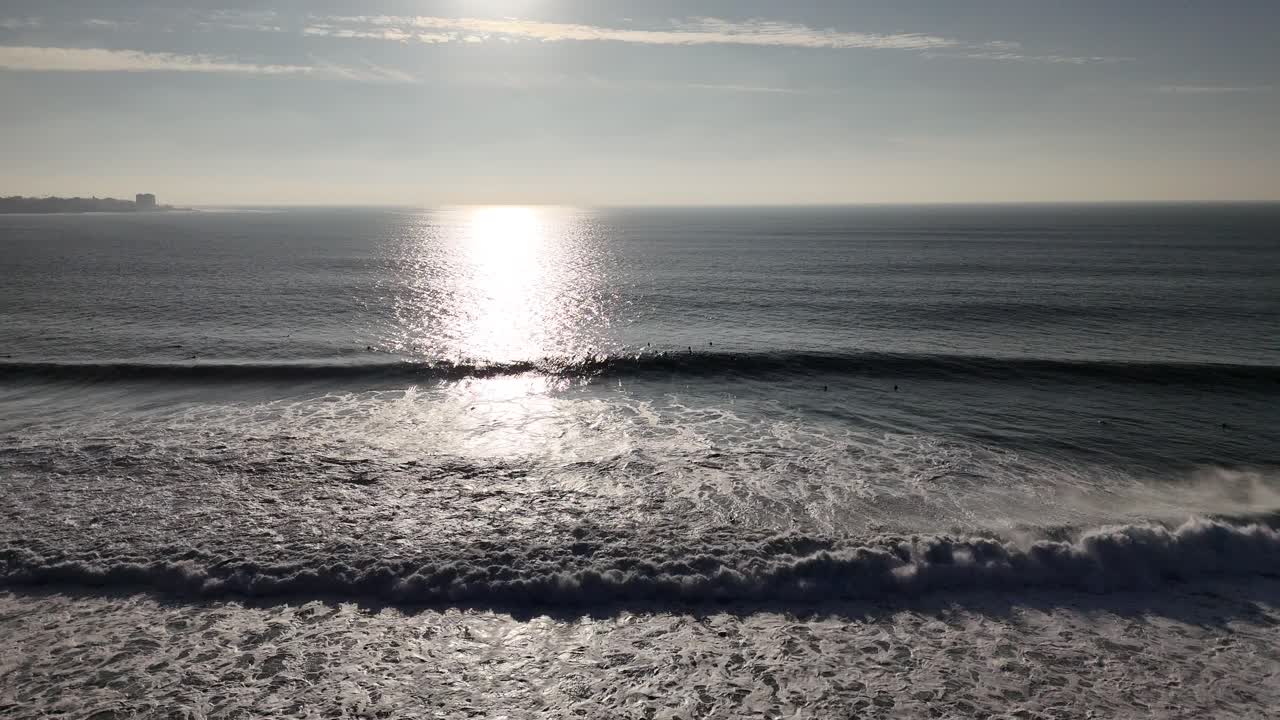 las olas se estrellan, la playa negra de san diego.
