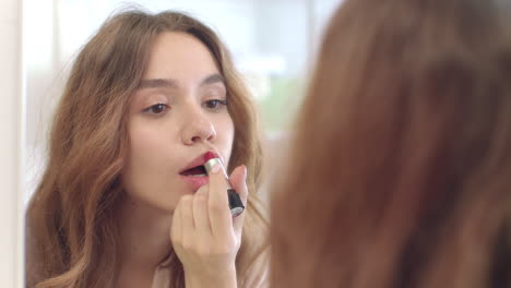 una mujer hermosa usando lápiz labial.