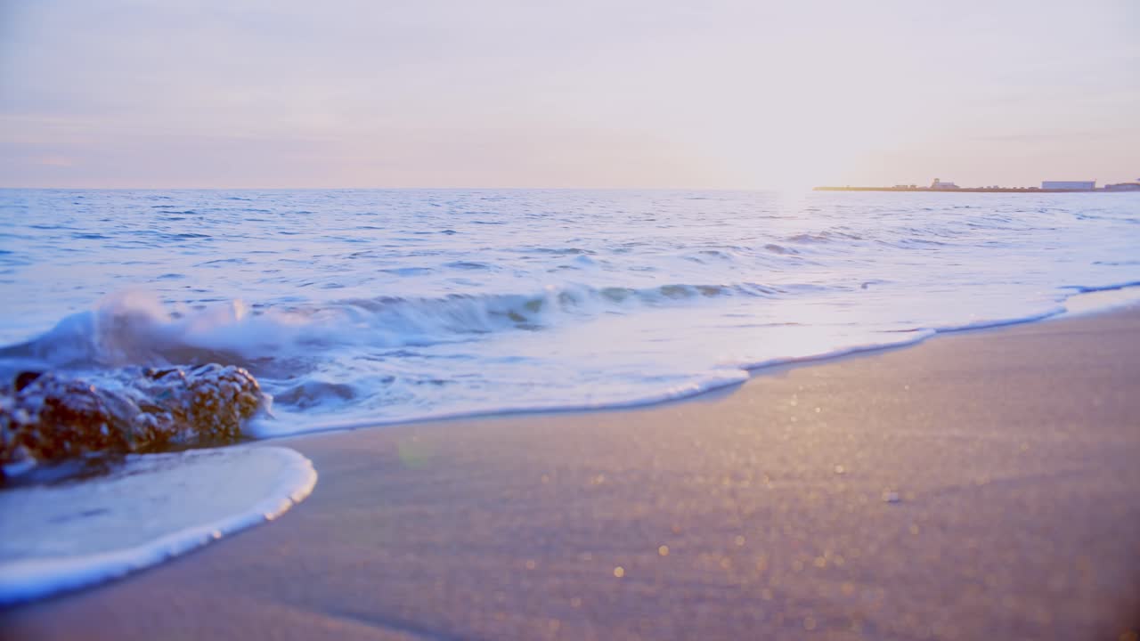 파도와 함께 밝은 일몰