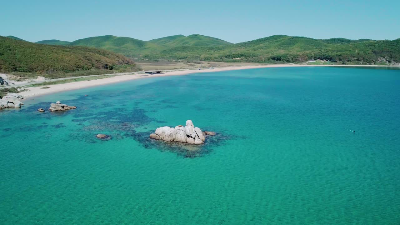 해변의 공중 풍경, 푸른 물과 바다의 거대한 바위, 아름다운 해경.