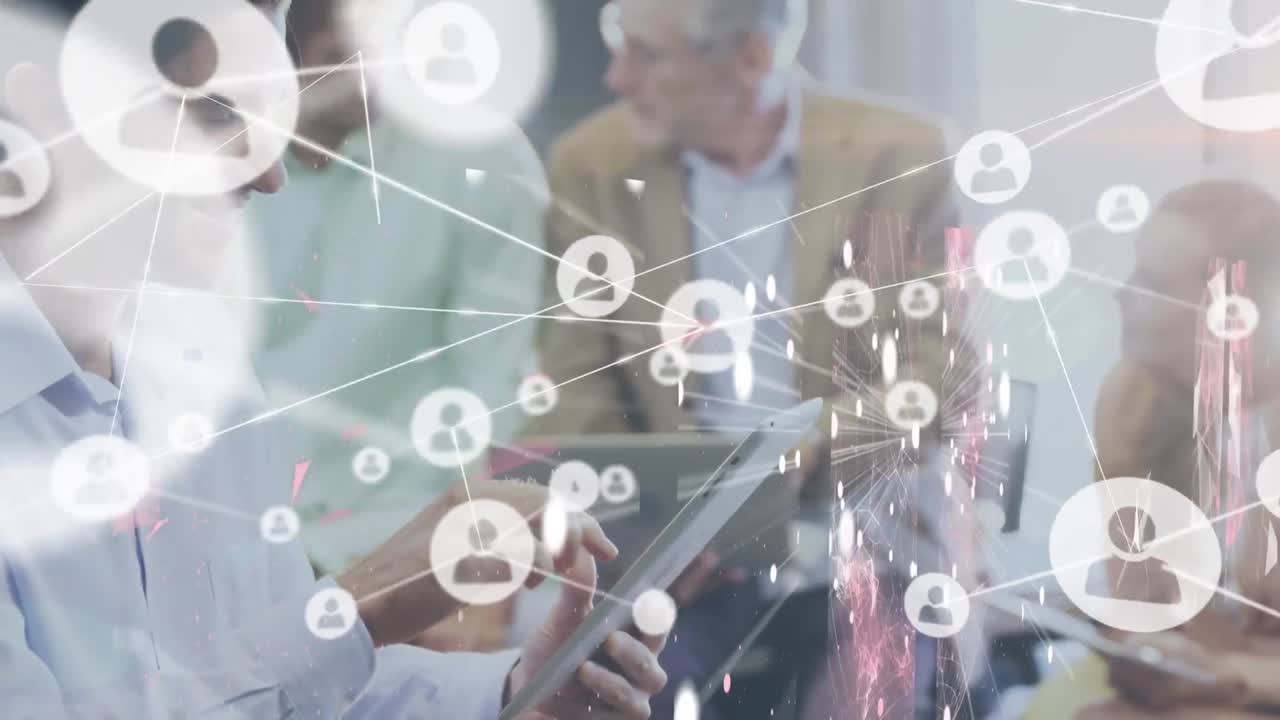 스마트폰을 사용하는 백인 사업가 여성에 대한 아이콘과의 연결 네트워크의 애니메이션