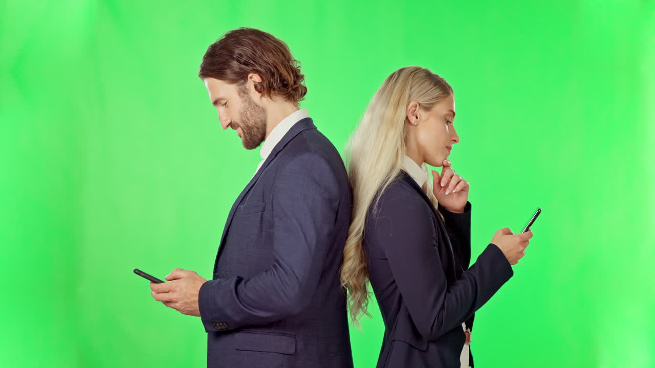 Casal, celular e de pé em tela verde