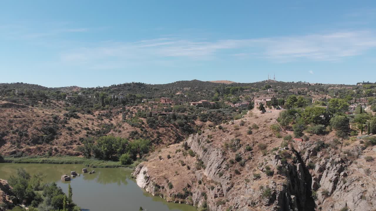 Fiume Tago, il fiume più lungo della penisola iberica, nel suo corso attraverso Toledo, Spagna.