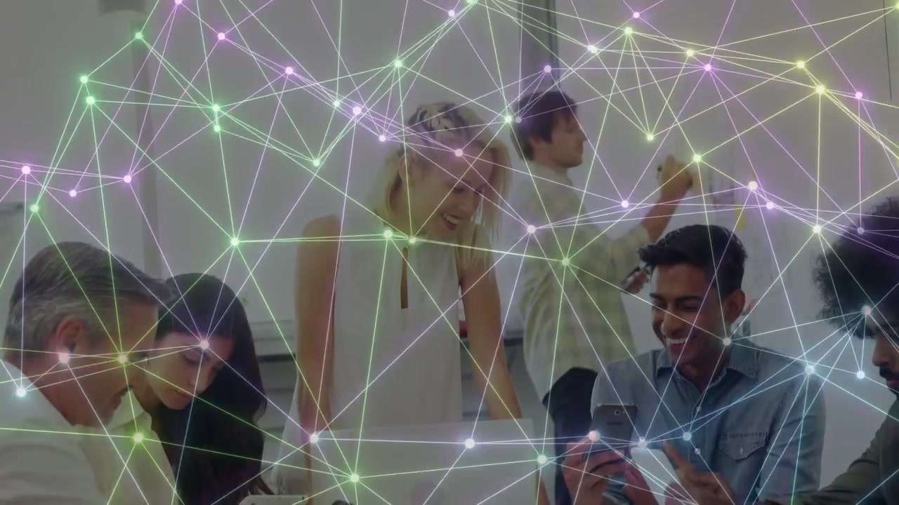 Team tecnologico chinato sul tavolo che esamina una presentazione, uomo che si avvicina alla lavagna scrivendo, con una sovrapposizione che collega i telefoni.