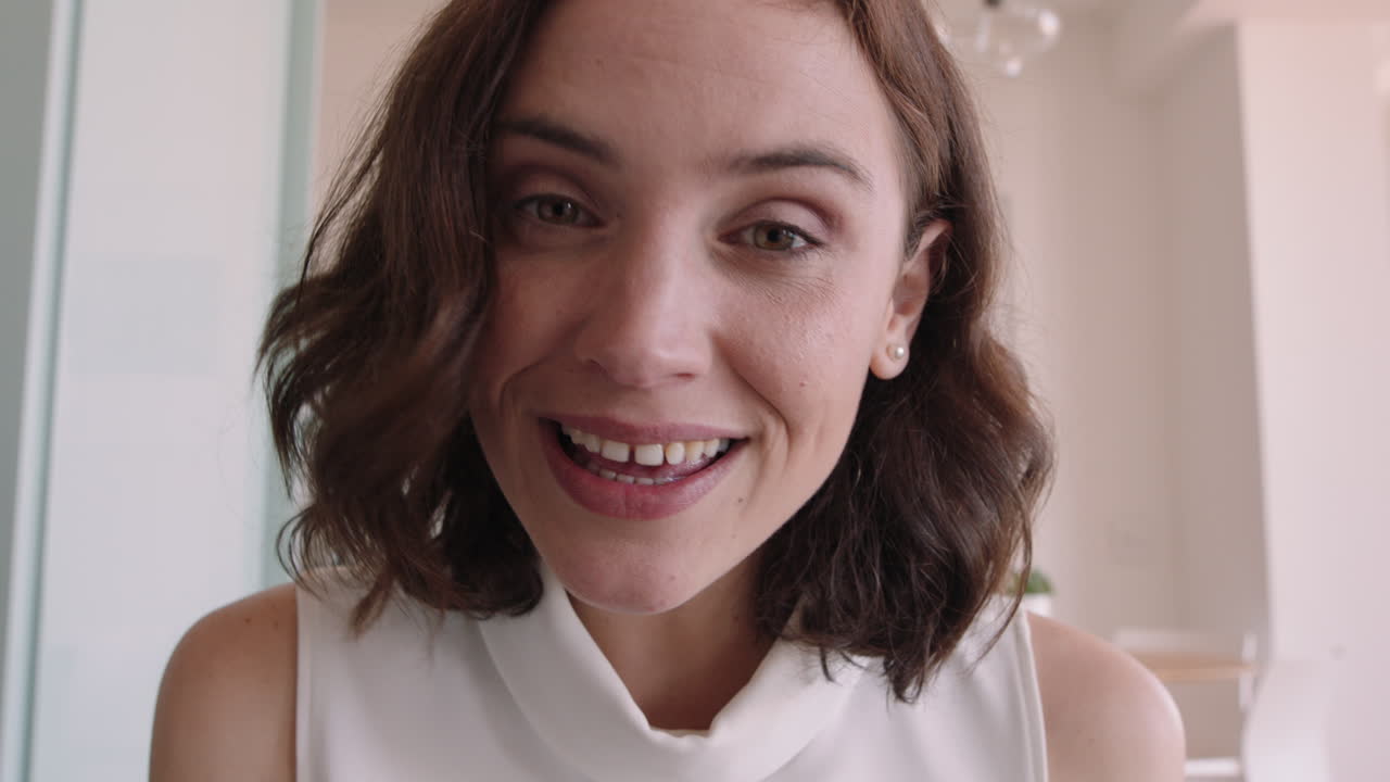 hermosa mujer joven teniendo video chat usando cámara web en casa saludando al bebé compartiendo estilo de vida madre disfrutando de la conexión en línea en pantalla horizontal