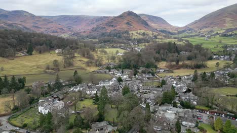 video aéreo de 4k del parque nacional del distrito de los lagos imágenes de video aéreo de drones cinematográficos de grasmere vlllage, probablemente el pueblo turístico más popular de cumbria