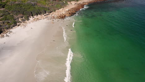 Vista-Aérea-De-La-Playa-De-Arena-En-Llandudno,-Playa-Nudista,-Sudáfrica---Toma-De-Retroceso