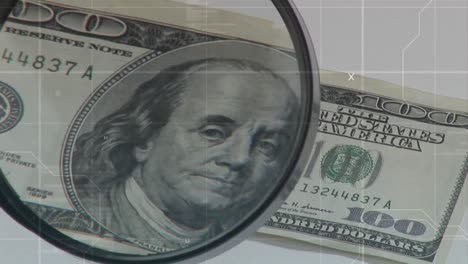 lente de aumento en un billete de cien dólares