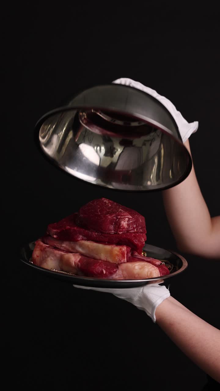 고급스러운 스테이크를 우아하게 제공합니다.