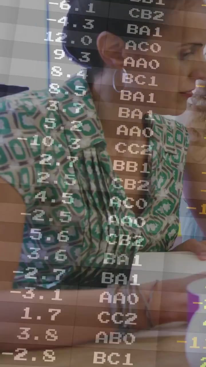 Video verticale: Donna che prende appunti con una penna, basandosi su un suggerimento di un collega, scorrendo una sovrapposizione di dati per il business.