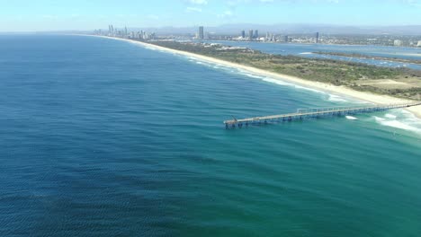 Mirando-Al-Sur-Desde-El-Malecón-De-La-Costa-Dorada,-Impresionantes-Vistas-Aéreas-De-Las-Playas-Y-Los-Altos-Edificios-Del-Paraíso-De-Los-Surfistas,-Queensland,-Australia