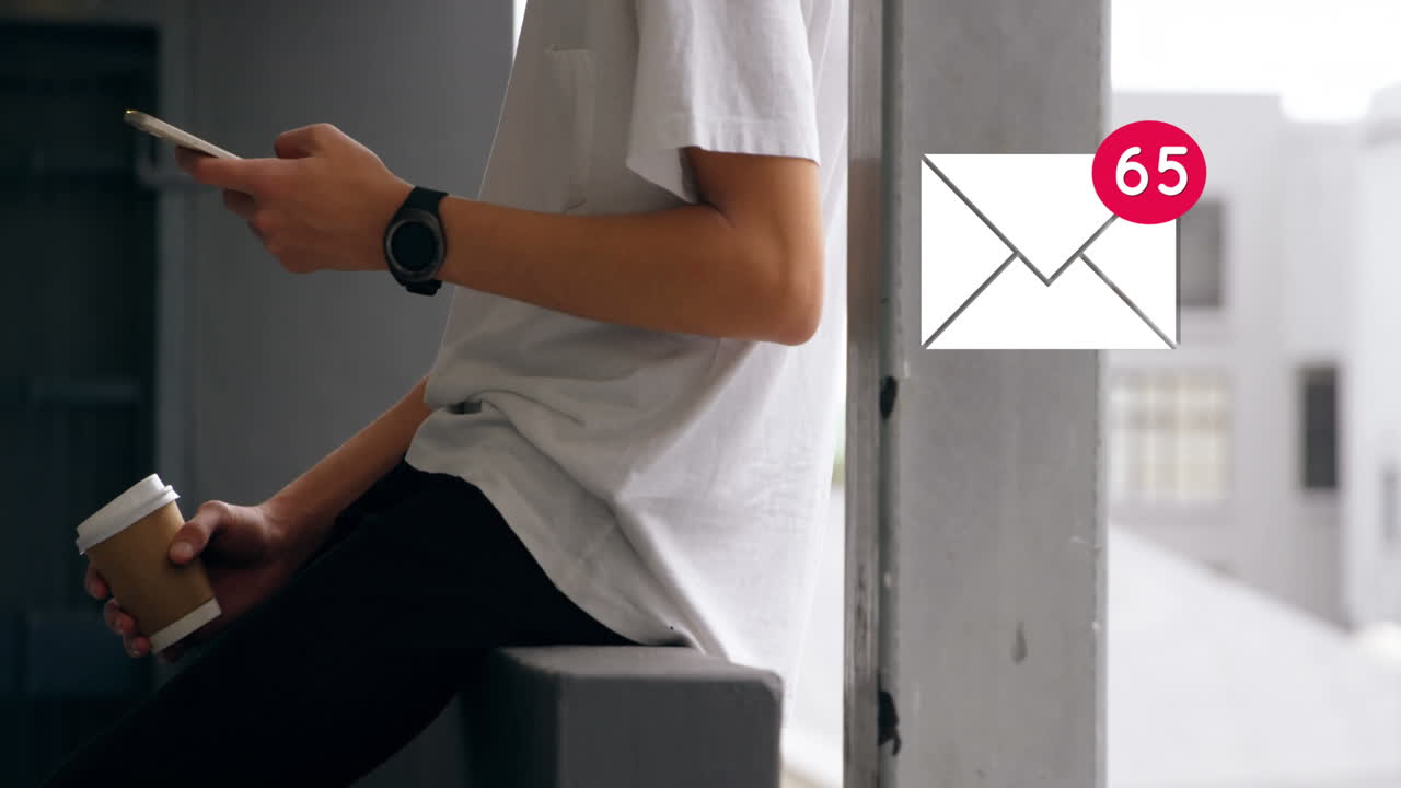 hombre usando teléfono móvil mientras disfruta de café y icono de sobre para las redes sociales.