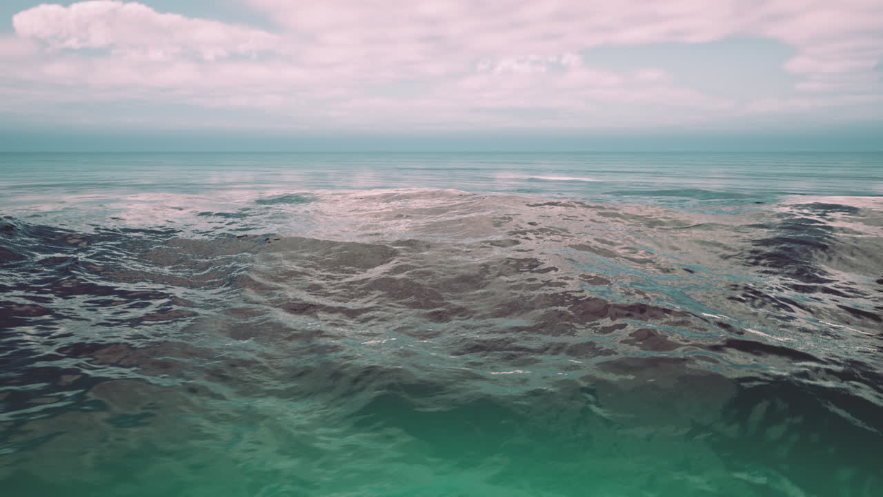 agua del océano tranquila con cielo nublado