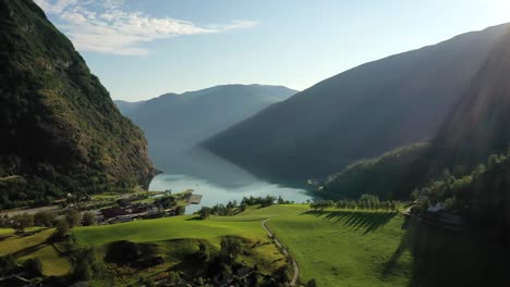 Ciudad-De-Flam-En-Aurlandsfjord-Al-Amanecer.