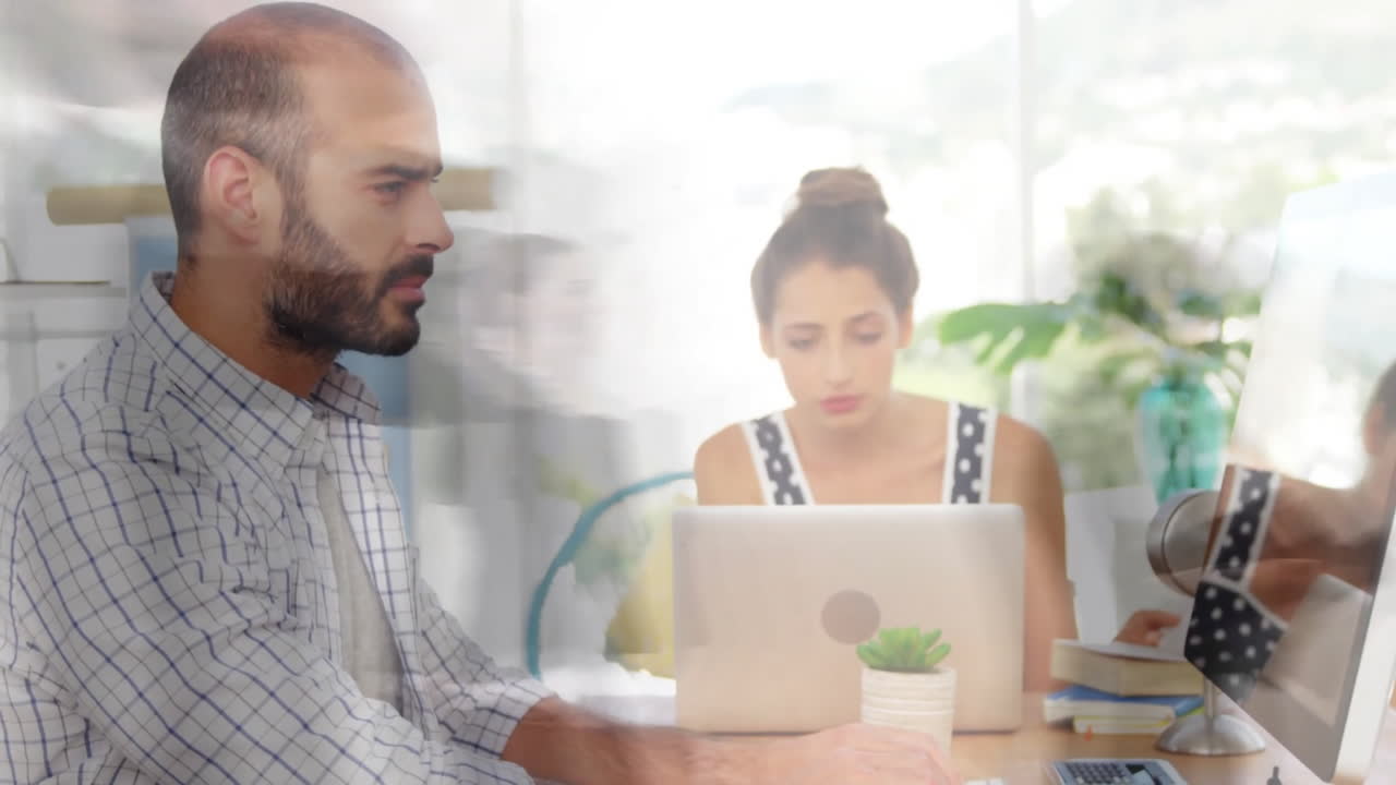 Animación de gente ocupada caminando sobre diversos profesionales de negocios en la oficina