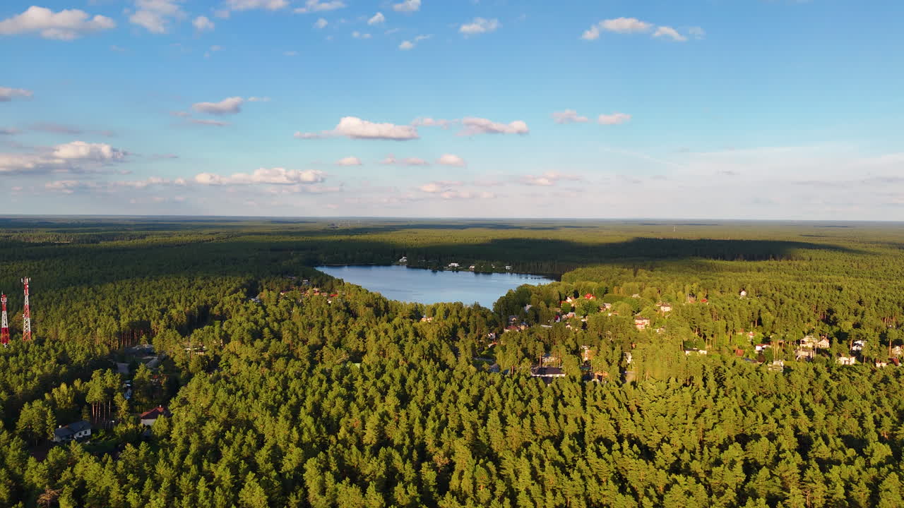 라트비아의 아름다운 호수변 마을인 랭스티니 (langstini) 의 공중 촬영, 자연, 하늘, 숲의 풍경으로 둘러싸여 있습니다.