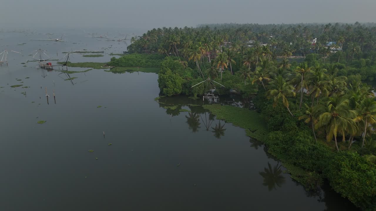 2024 kerala viajes y turismo de fondo, hermosa escena de amanecer de kerala backwaters con pequeño barco tradicional, vista del río tropical con la luz del sol de la mañana a través de las palmeras