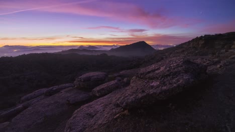 Landschaft-Bei-Sonnenaufgang-über-Einigen-Felsigen-Bergen