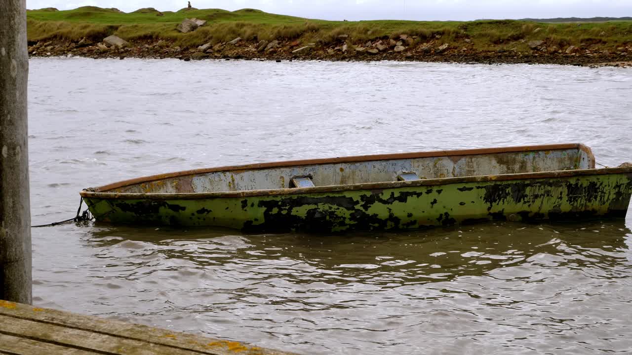 el barco flota y se mueve en las olas, está amarrado al muelle