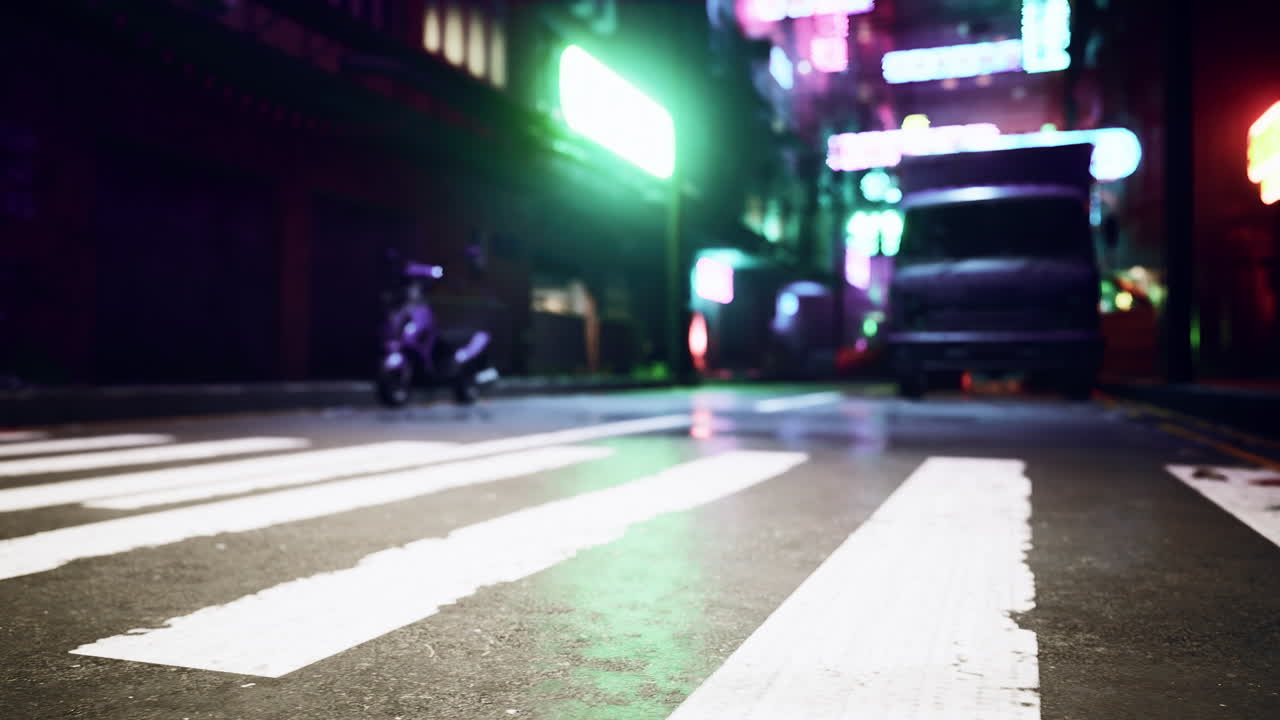 Vista notturna di una strada cittadina con luci al neon
