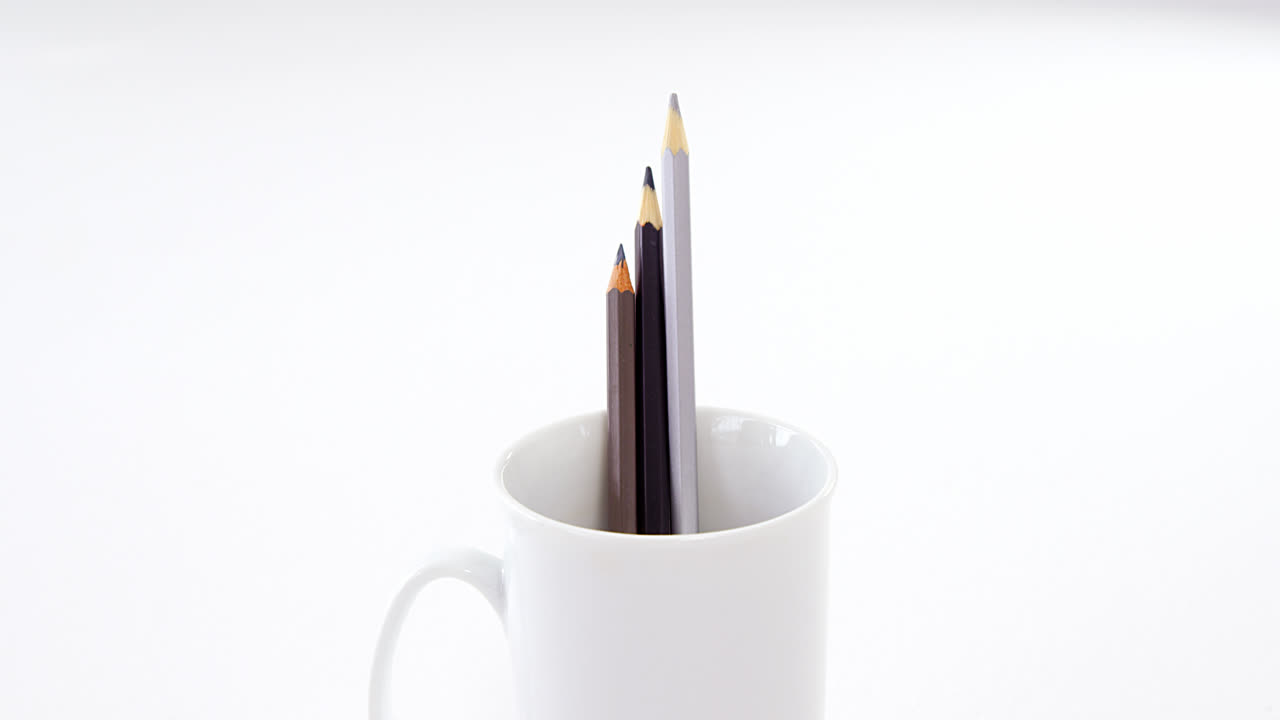 lápices de colores guardados en la taza