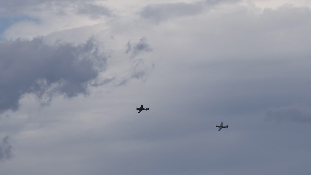 varios aviones volando en patrones dinámicos sobre las nubes