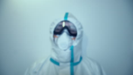 hombre adulto con traje protector con mascarilla y gafas sobre los ojos
