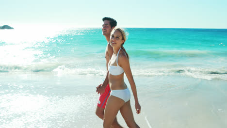 Paar-Hält-Händchen-Beim-Spaziergang-Am-Strand