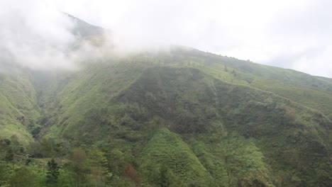 Belleza-Panorámica-Del-Pico-Del-Monte-Arjuno-Con-Niebla-Espesa