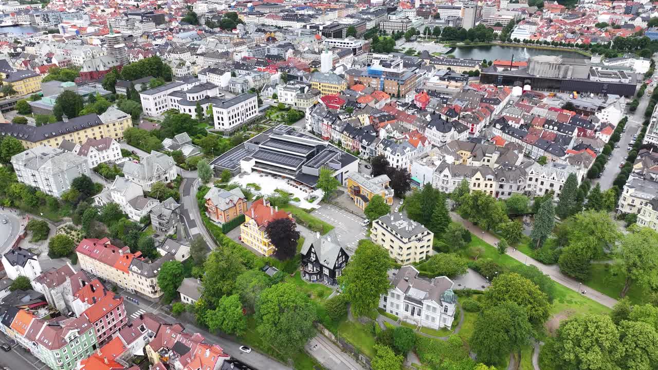 노르웨이의 베르겐, 대학 및 중앙 주거 지역 건물의 드론