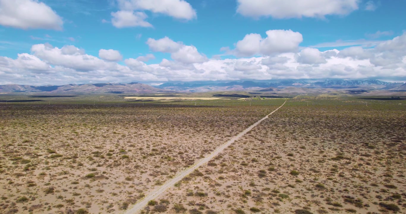 Larga carretera de tierra desértica aérea de la famosa Ruta 40 en Mendoza, Argentina.