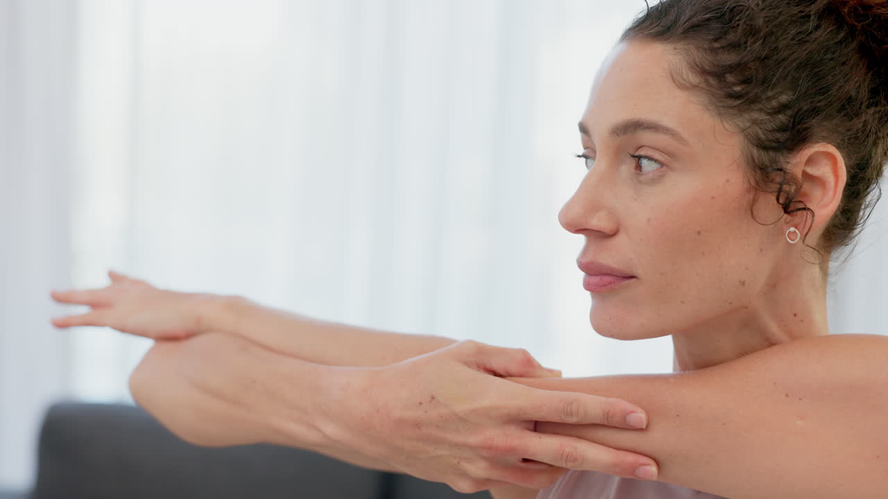 fitness, yoga y mujeres estirándose en la casa viviendo