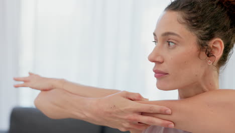 fitness, yoga y mujeres estirándose en la casa viviendo