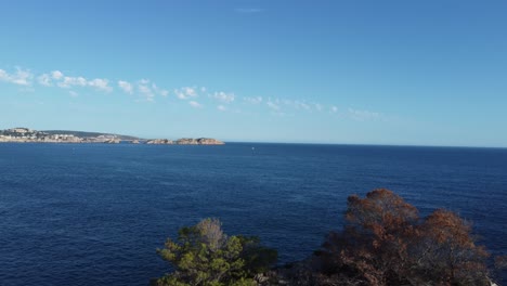 4k-drohnenansicht-Aus-Großer-Höhe-Auf-Inseln-Auf-Den-Balearen-Mallorca-Spanien,-Während-Die-Drohne-Absteigt,-Bis-Eine-Felsformation-In-Sicht-Kommt