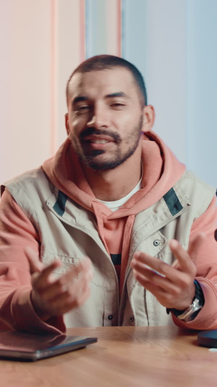 Uomo che parla alla scrivania