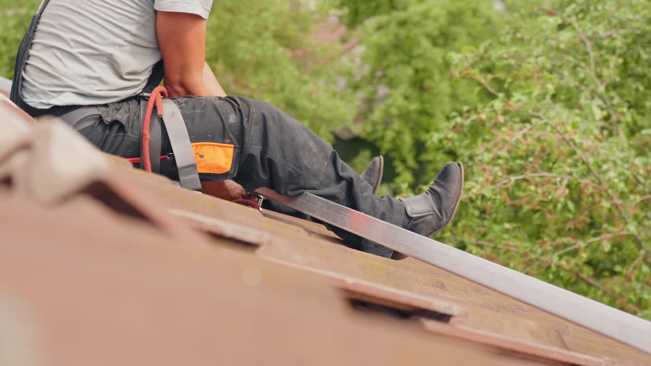 태양광 패널 설치를 위한 난간 마운트를 추가하는 전기 기술자의 근접 촬영 보기