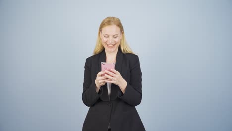 Geschäftsfrau,-Die-Am-Telefon-SMS-Schreibt.-Fröhliches-Emoticon.