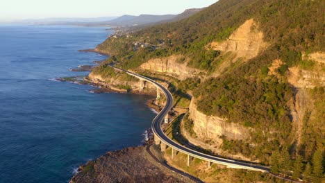 hermosa vista costera de la costa de nsw en australia y el moderno puente del acantilado marino - toma aérea