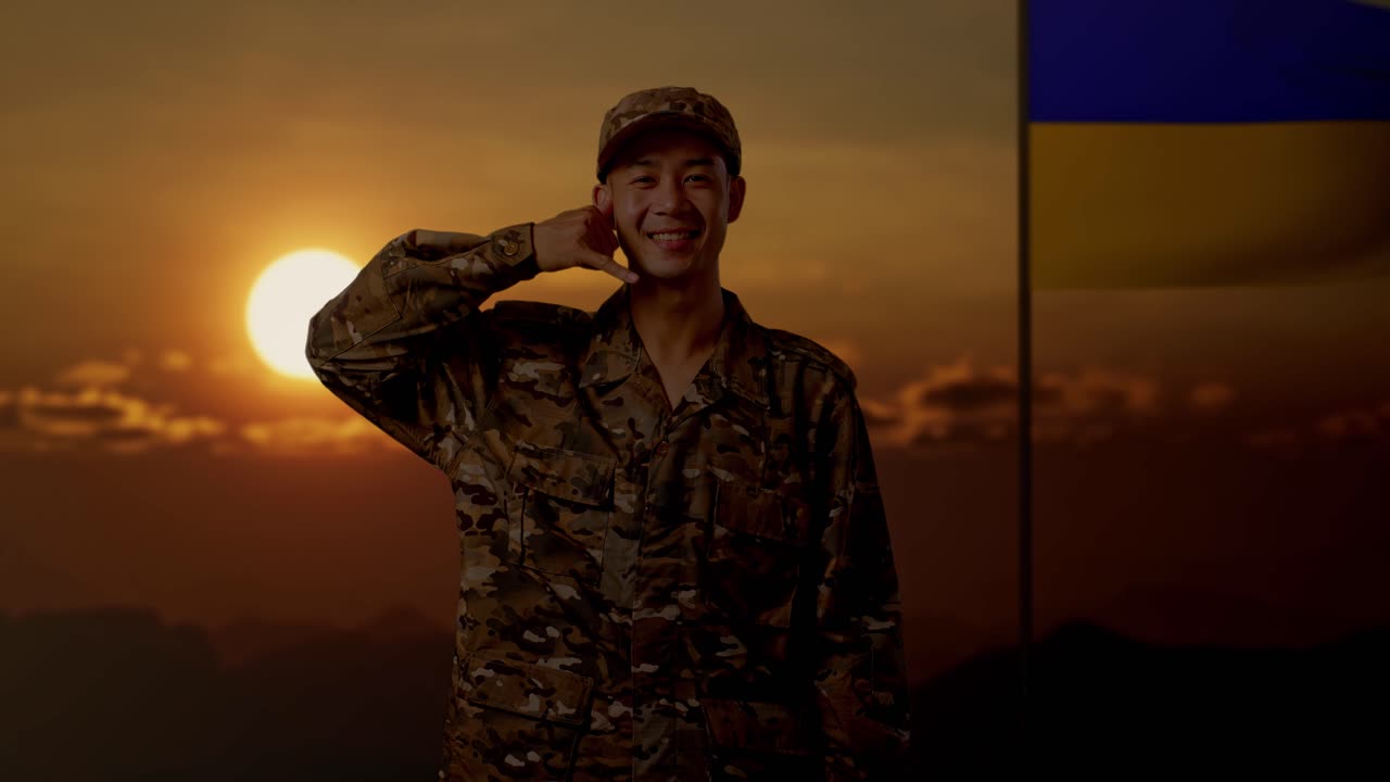 우크라이나 군인 은 해 가 지는 동안 희망 을 표시 하고 있다