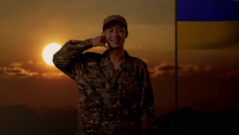 soldado ucraniano haciendo señales de esperanza durante el atardecer