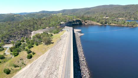 Drohnenaufnahmen-Entlang-Der-Mauer-Am-Googong-Damm-In-Der-Nähe-Von-Queanbeyan-In-New-South-Wales,-Australien