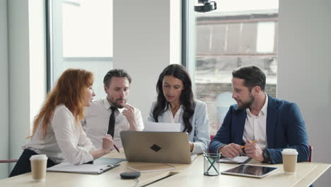 Ein-Junges-Arbeitsteam-Bestehend-Aus-Zwei-Frauen-Und-Zwei-Männern-In-Einer-Arbeitsbesprechung