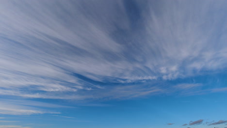 Lapso-De-Tiempo-De-Cielo-Azul-Con-Diminutas-Nubes-Stratus-Cirrus-Rayadas