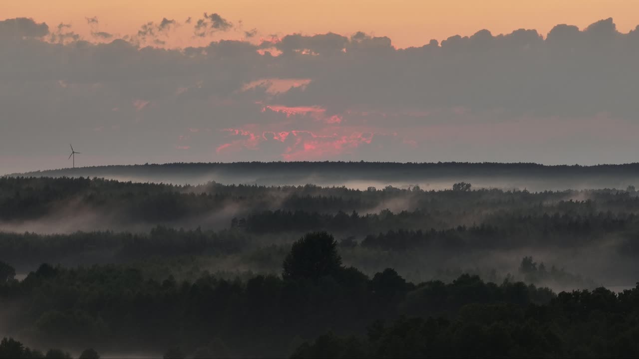 turbina de molino de viento que produce energía renovable verde en la parte superior de la campiña de la colina durante la vista aérea panorámica del atardecer